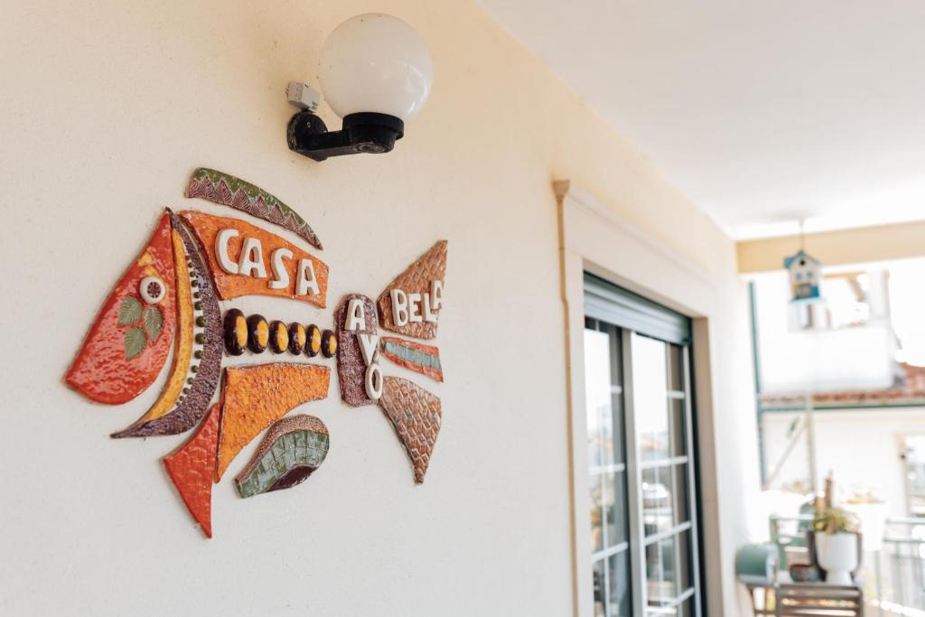 a wall decoration of a pizza on a wall at Casa da Avó Bela in Buarcos