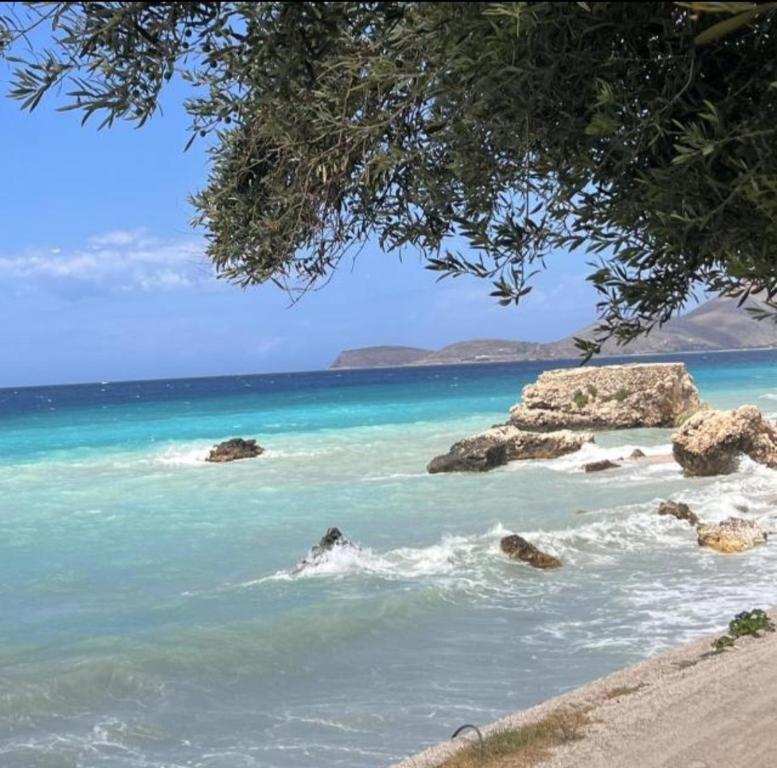 Una vista del océano con rocas en el agua. en Sea View, en Borsh