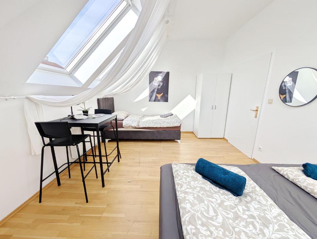 Lovely Rooms in Märzstraße Area MZ49 في فيينا: غرفة نوم بها سرير ومكتب ونافذة