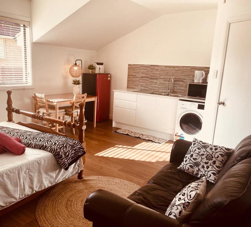 un salon avec un canapé et une table dans l'établissement Love Cottage, à Glenwood