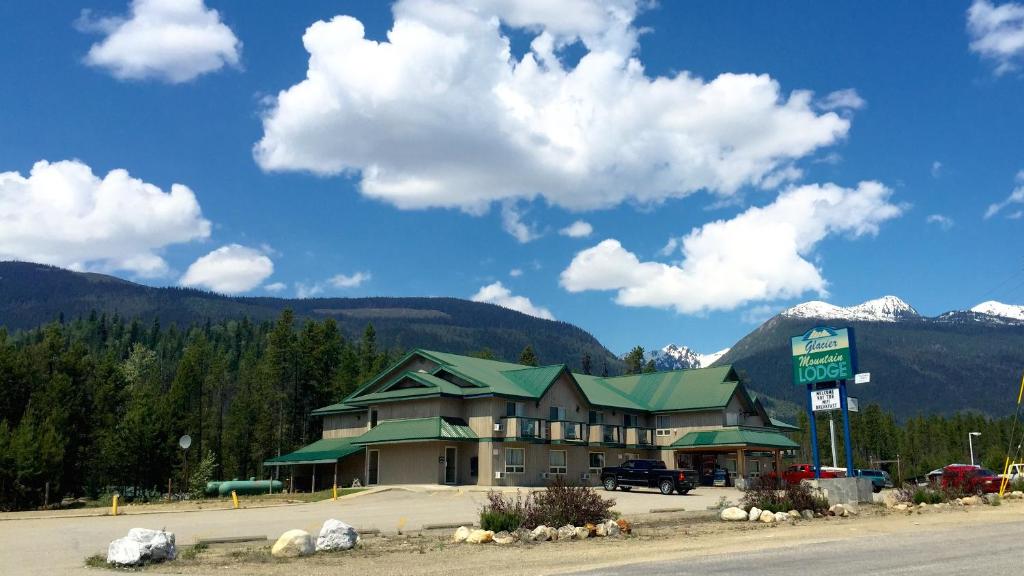 un edificio con un letrero al lado de una carretera en Glacier Mountain Lodge en Blue River