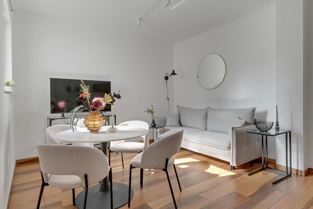 Ein Sitzbereich in der Unterkunft Waterlane Riverside - SPA, Pool, Gym &amp; Parking by Downtown Apartments