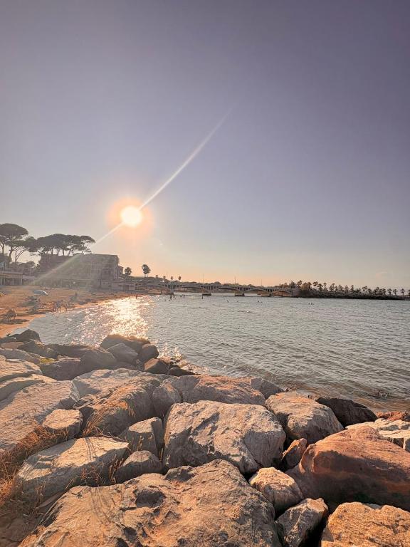 Appartement Cozy T2 proche de la mer في سانت أي جولف: مجموعة من الصخور على شاطئ البحر