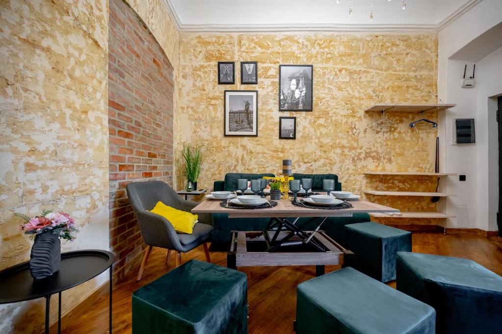Nova 3-kimnatna ta poriad studiina dvoiarusna kvartyra LOFT u tsentri Odesy fainorent