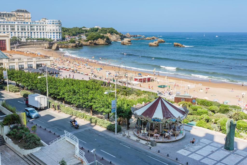 einen Strand mit einem Zelt und einer Menschenmenge in der Unterkunft Studio Helder vue mer - Welkeys in Biarritz