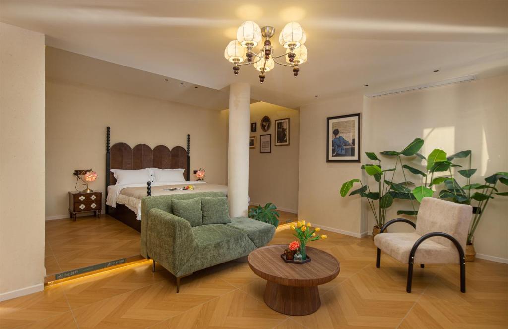 a living room with a bed and a couch and a table at Chongqing Shangshanzhu Riverside View Homestay in Chongqing