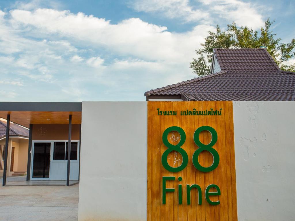 88 Fine Hotel @ Suratthani Airportに飾ってある許可証、賞状、看板またはその他の書類