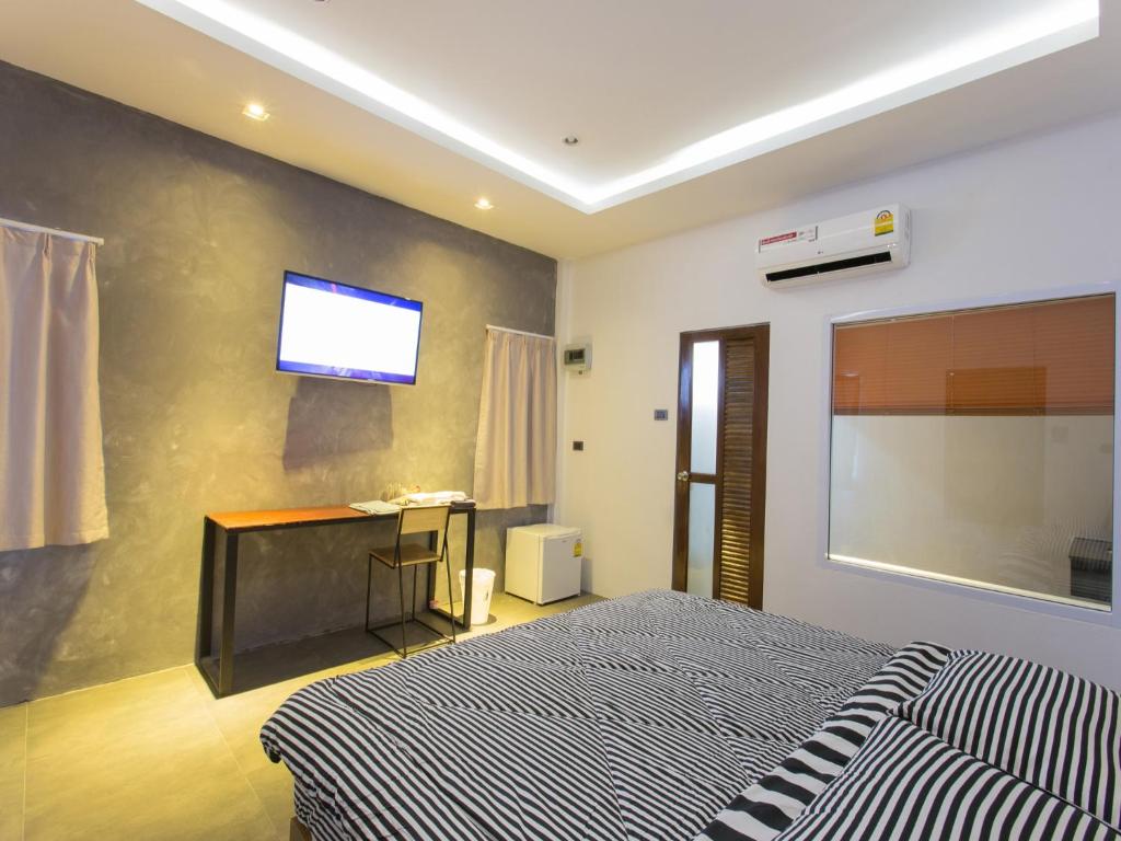 88 Fine Hotel @ Suratthani Airportにあるベッド