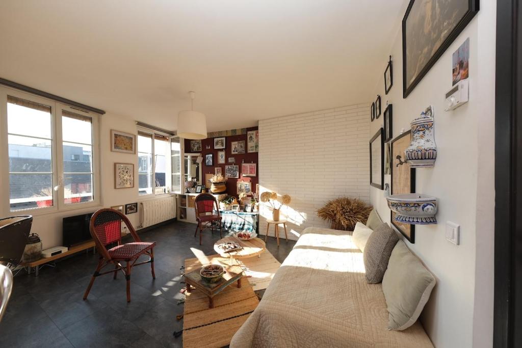 a living room with a couch and a table at Saint Hilaire - Duplex au calme pour 6 personnes in Rouen