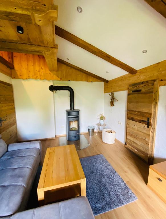 - un salon avec un canapé et un poêle à bois dans l'établissement Alpenruhe, à Bach