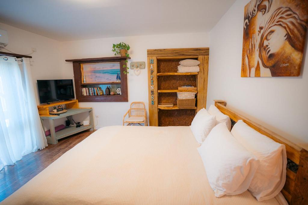 ein Schlafzimmer mit großem Bett und Fernseher in der Unterkunft Unique Suite In Eilat in Eilat
