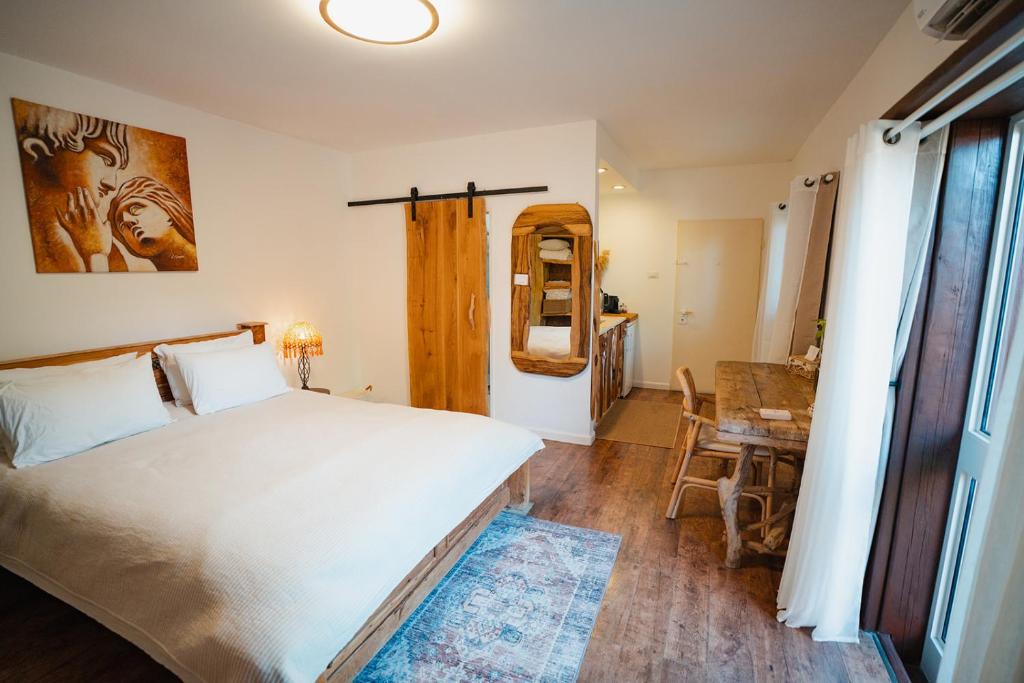 ein Schlafzimmer mit Bett und ein Esszimmer mit Tisch in der Unterkunft Unique Suite In Eilat in Eilat