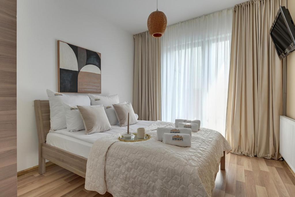 Ein Bett oder Betten in einem Zimmer der Unterkunft Waterlane Riverside - SPA, Pool, Gym &amp; Parking by Downtown Apartments