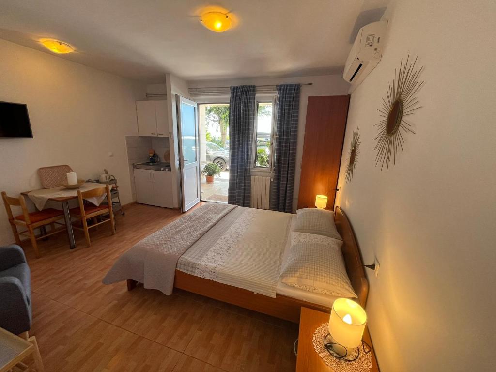 Postel nebo postele na pokoji v ubytování Apartments Nevenka i Josko