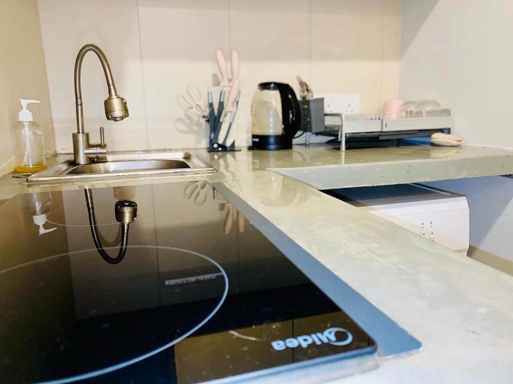 Kuchyň nebo kuchyňský kout v ubytování Coral Stay Studio Room