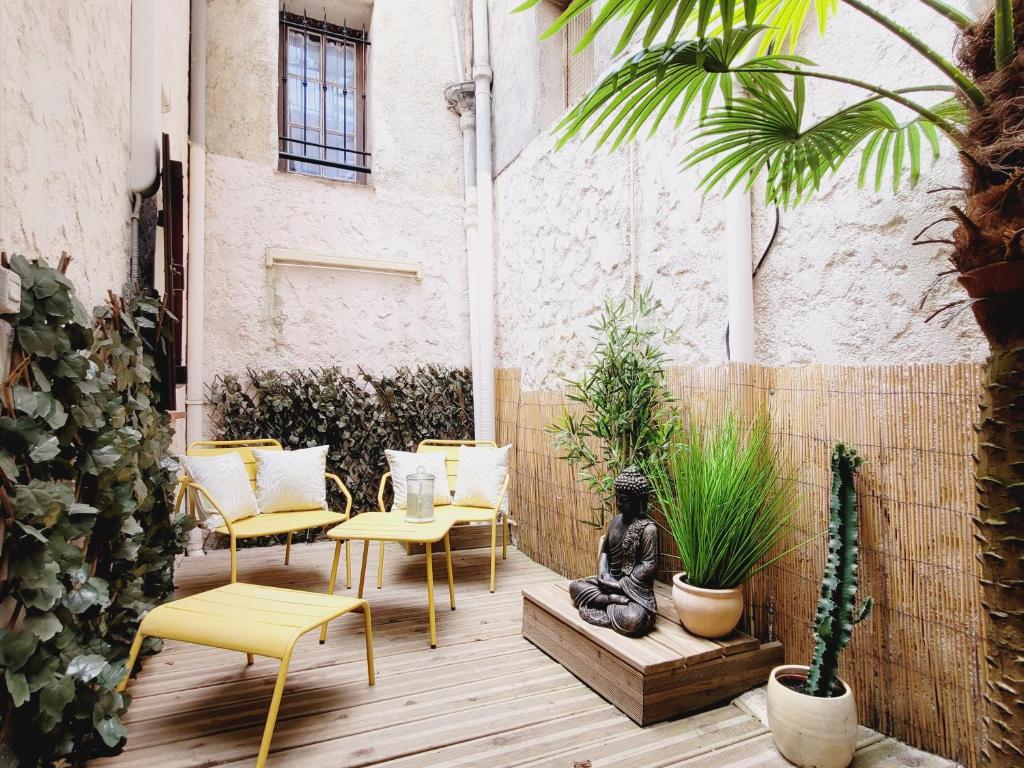 O zonă de relaxare la La Maison de la Baume - Cocon à proche des plages