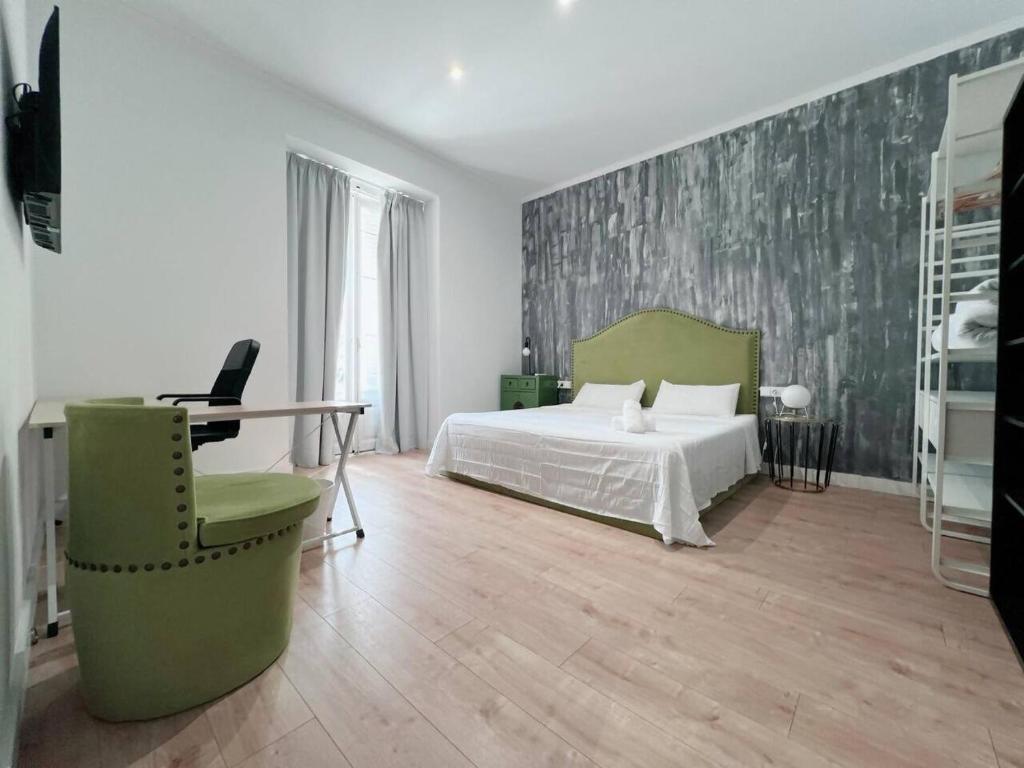 a bedroom with a bed and a table and a desk at Habitación Plaza Zerolo A in Madrid