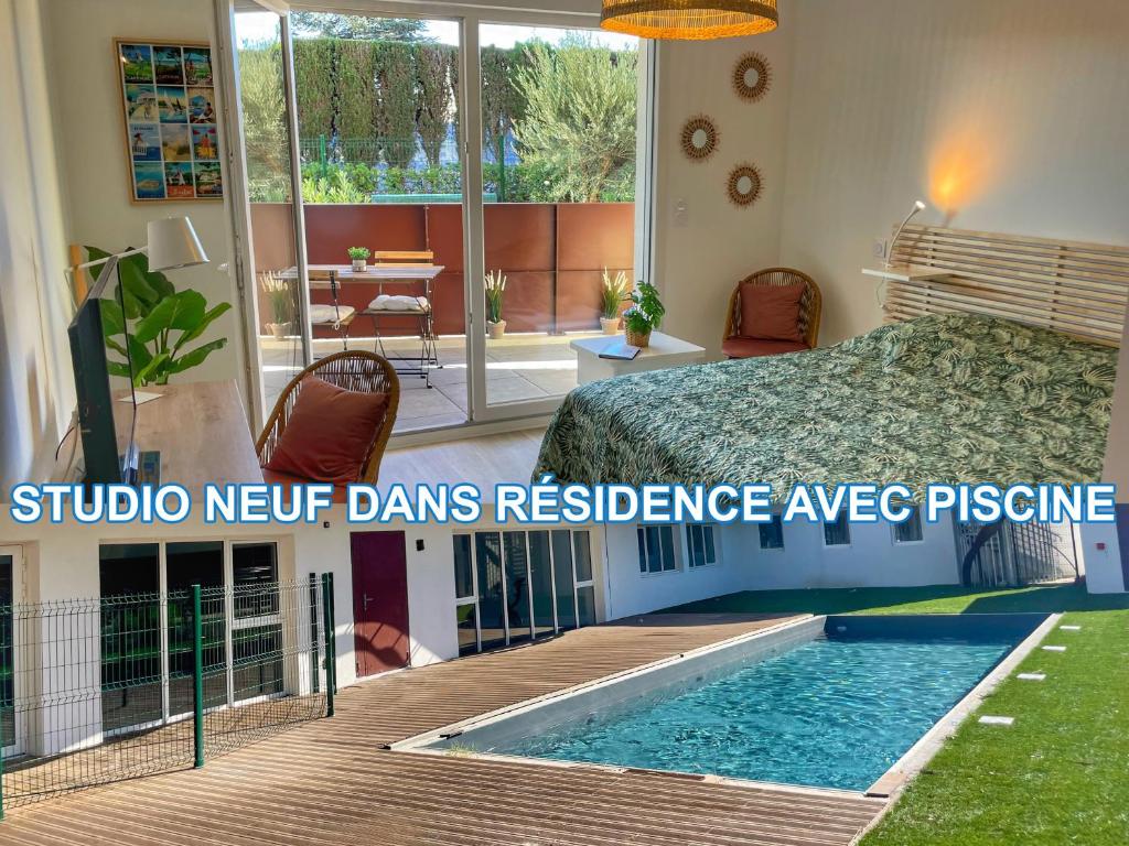 - une chambre avec un lit et une piscine dans l'établissement Studio 11 au Tennis cap d'agde, au Cap d'Agde