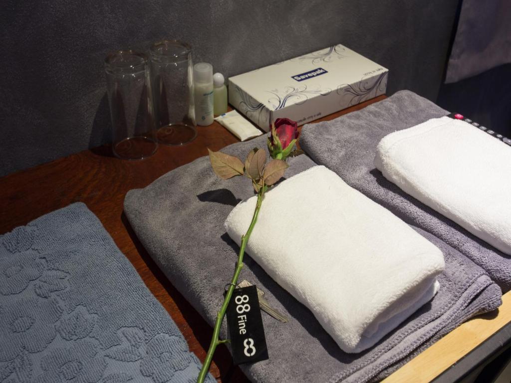 88 Fine Hotel @ Suratthani Airportにあるベッド