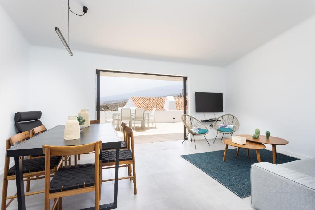 Et tv og/eller underholdning på Home2Book Coastal Chic Apt, Huge Private Terrace