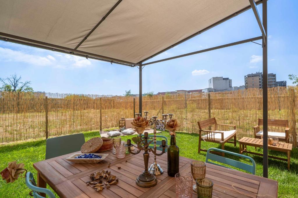 a table under a tent in a yard at Ernesto Cottage Battaglia Appartamenti in Milan
