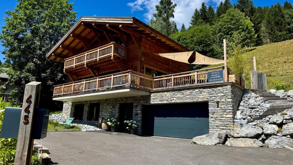 レ・ジェにあるNOUVEAU ! Chalet Casa Di Più - LES GETS - VUE EXCEPTIONNELLE - 10 Personnes - BAIN NORDIQUEのガレージの上にバルコニー付きの家