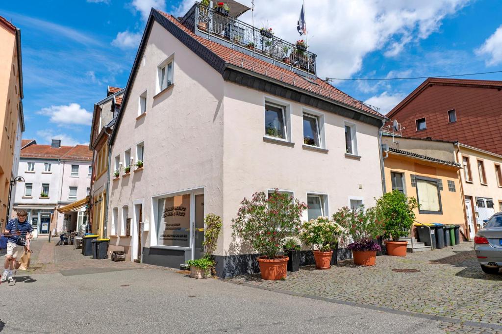 a white building with a balcony on a street at Apartment in der City in Sankt Wendel