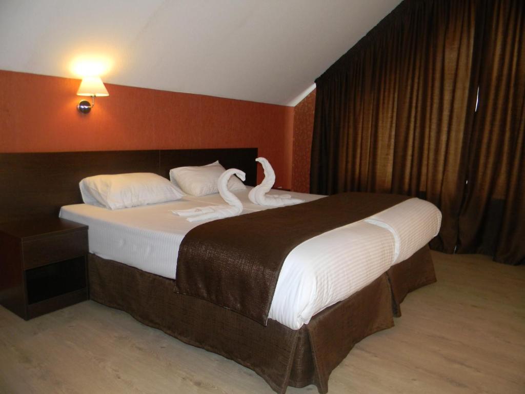 ピャチゴルスクにあるHoliday house on Kryanegoのベッドルーム1室(白鳥のベッド1台付)