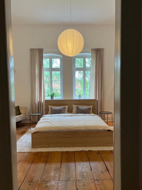 a bedroom with a large bed and a large window at Das Ministerhaus - exklusives Apartment auf historischem Gutshof in Bergkamen