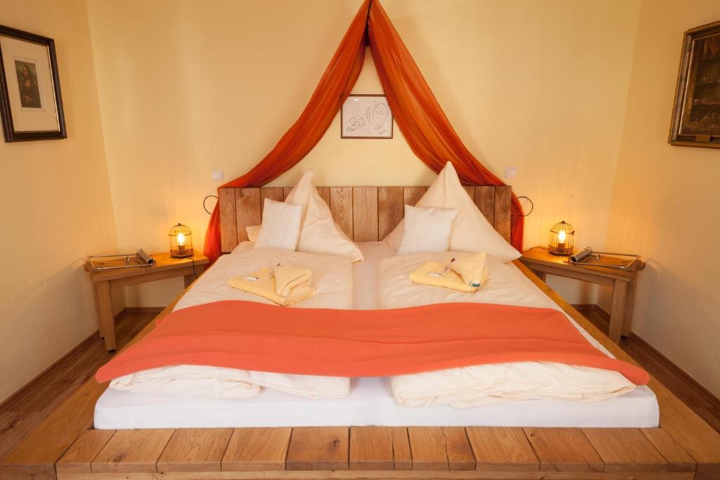 Postel nebo postele na pokoji v ubytování Hotel Am Eifelsteig