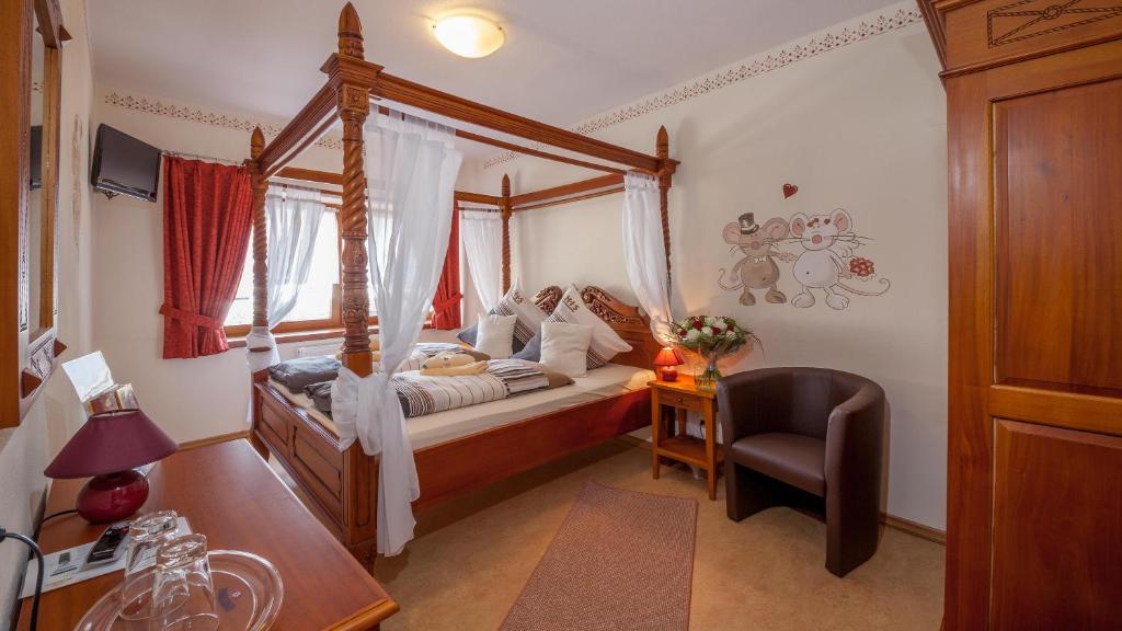 Postel nebo postele na pokoji v ubytování Hotel Am Eifelsteig