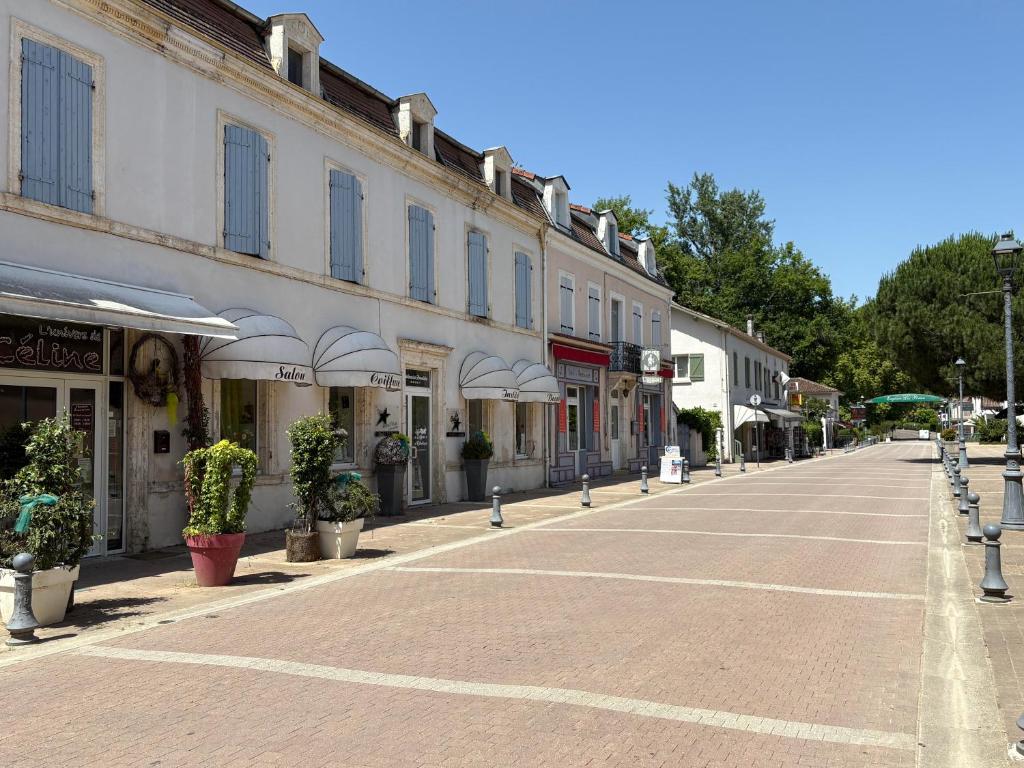 une rue vide dans une ville avec des bâtiments dans l'établissement Les Hirondelles, à Eugénie-les-Bains