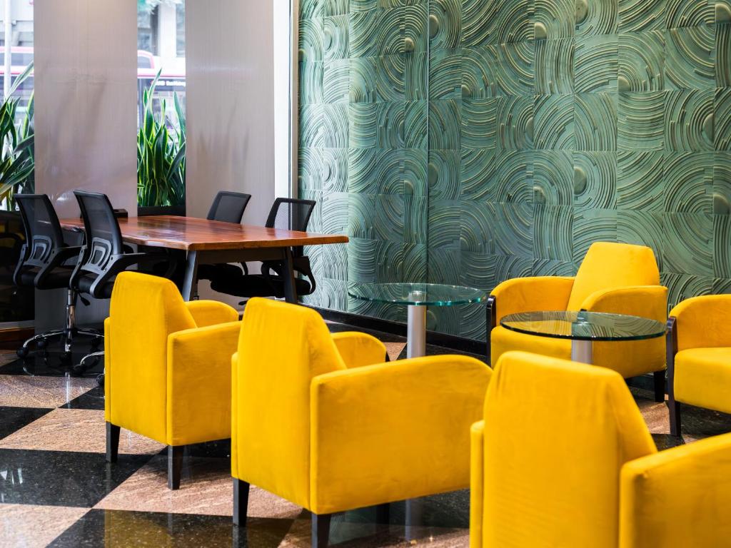 Sala de conferencias con sillas amarillas y mesa en Abba Sants, en Barcelona