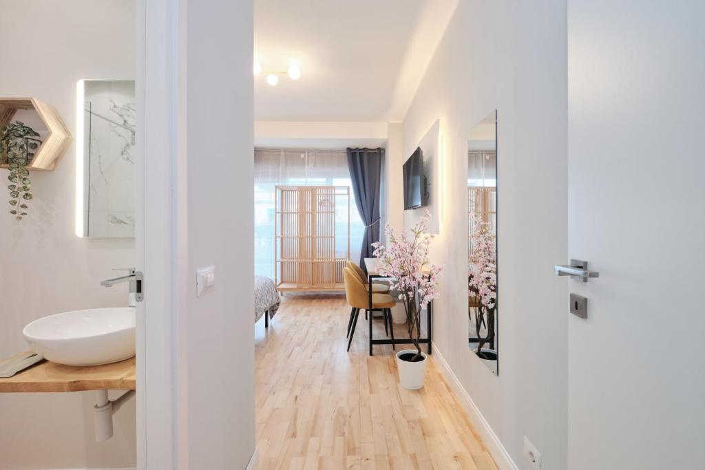 Colosseum at 18 Min by Metro Bright and Cozy Room - Free Parking Pool Access - AC and WiFi