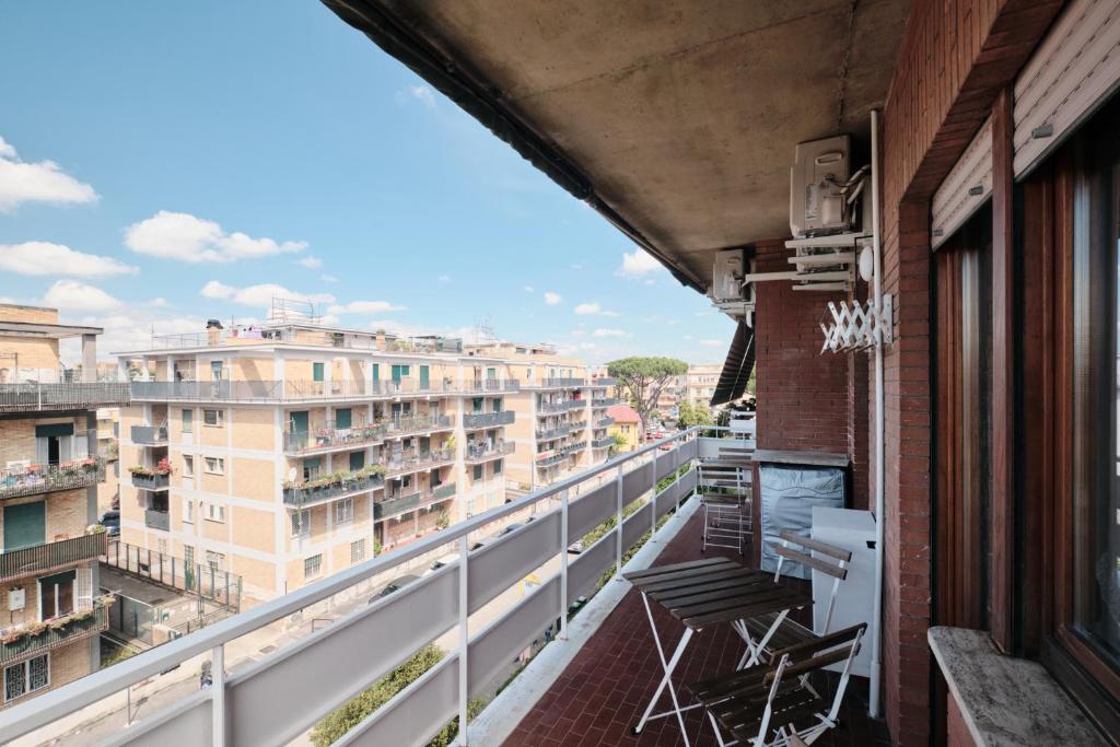 Colosseum at 18 Min by Metro Bright and Cozy Room - Free Parking Pool Access - AC and WiFi