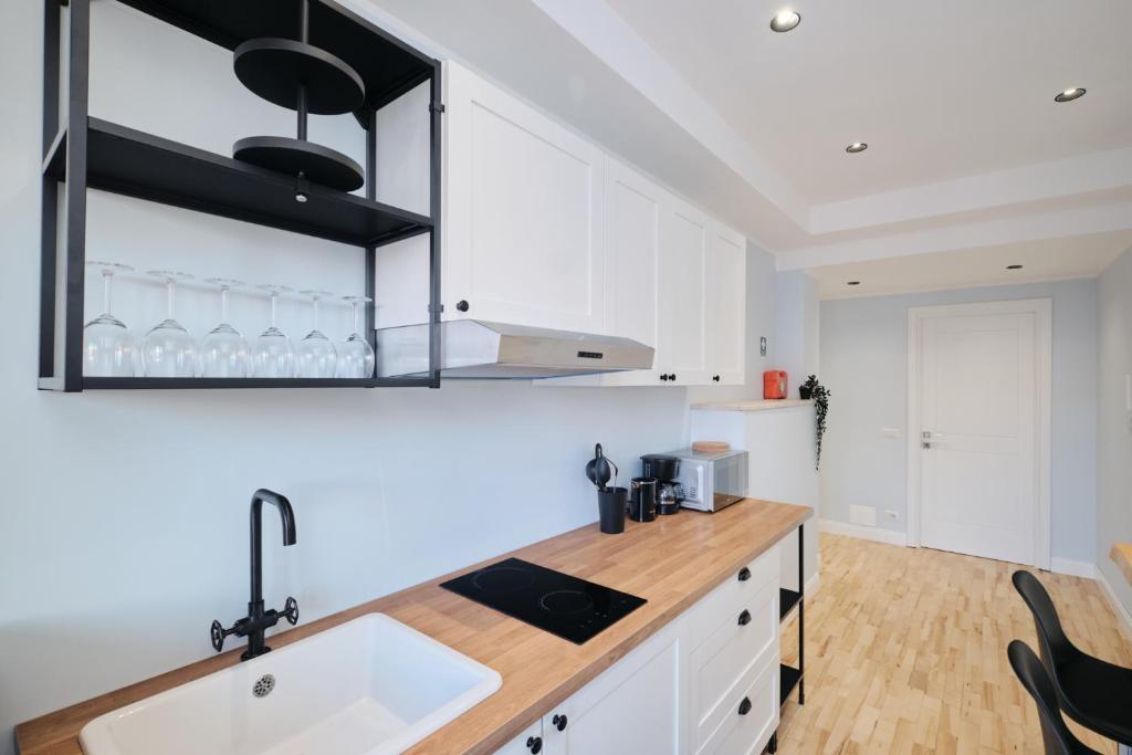 Colosseum at 18 Min by Metro Bright and Cozy Room - Free Parking Pool Access - AC and WiFi