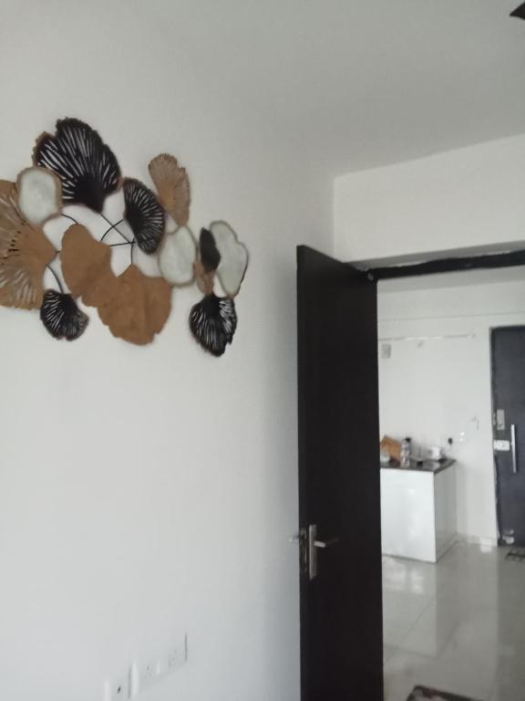 un gruppo di farfalle su un muro accanto a una porta di Sunworld Arista T10 ,906 a Noida