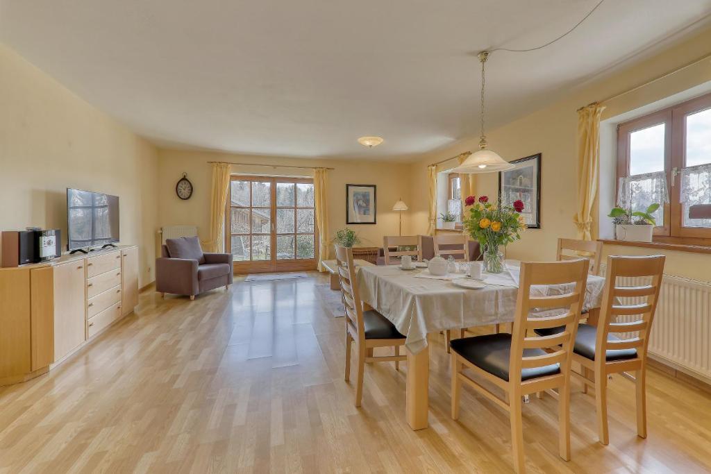 une salle à manger avec une table et des chaises dans l'établissement Wohnung Lusen, à Spiegelau