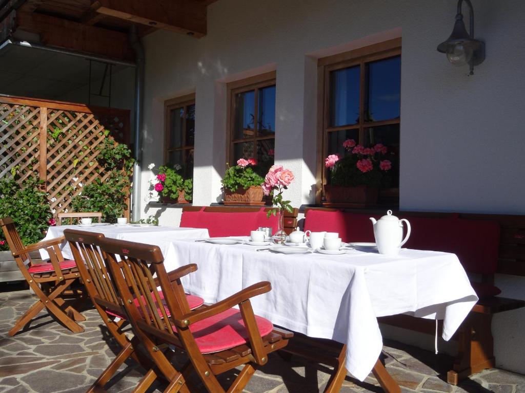 Reštaurácia alebo iné gastronomické zariadenie v ubytovaní Gästehaus Larch
