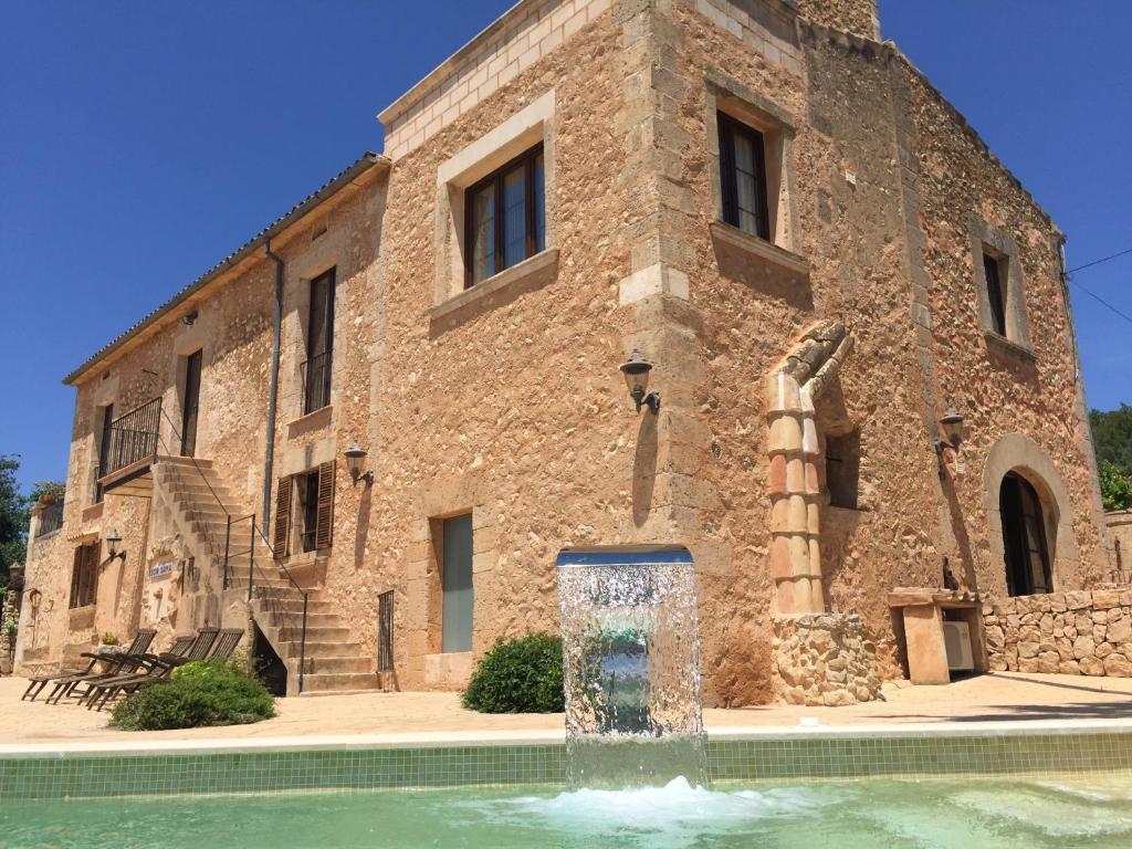 a building with a water fountain in front of a building at Agroturisme Son Samà in Llucmajor