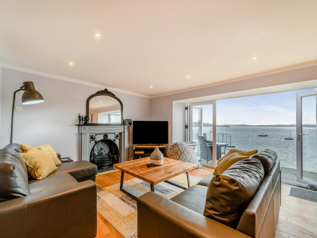 ein Wohnzimmer mit Sofa und Tisch in der Unterkunft Point House in Milford Haven