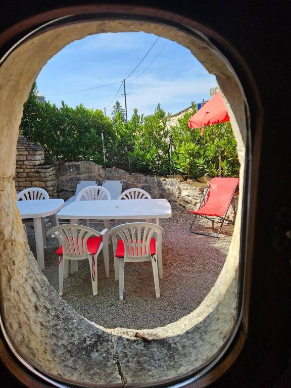 a view of a table with chairs and an umbrella at Les gardiens d'antan in Béru