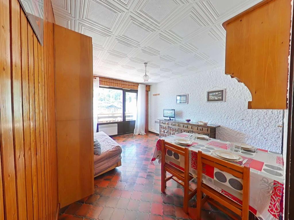 un salon avec une table et un canapé dans l'établissement Studio pied des pistes – 4 pers, balcon sud, casier à ski, parking - FR-1-241-126, au Grand-Bornand