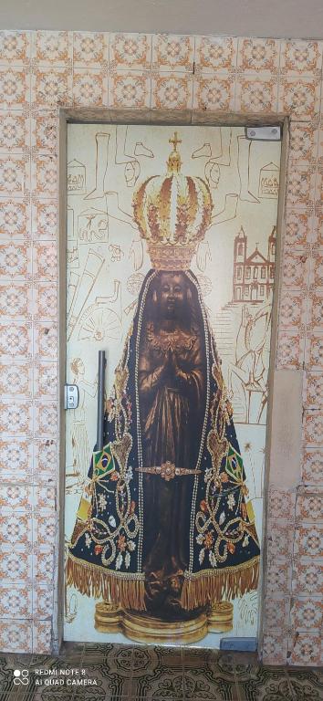 a painting of a statue on the side of a building at Pousada Flat do Igor com Ar Condicionado Perto da Basílica de Aparecida com 1 vaga Gratuita no Estacionamento in Aparecida