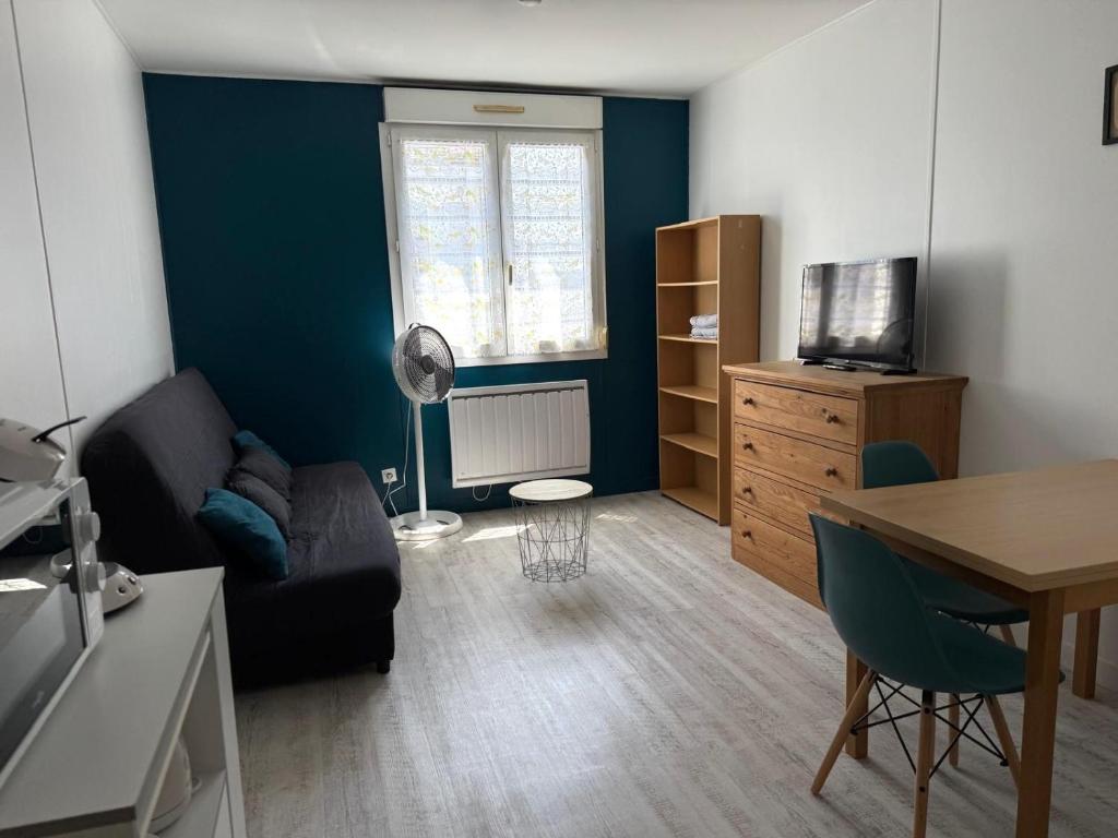 un petit salon avec un canapé et une table dans l'établissement ღ Le Désiré - Studio Proche Mer, Port et Centre, à La Rochelle