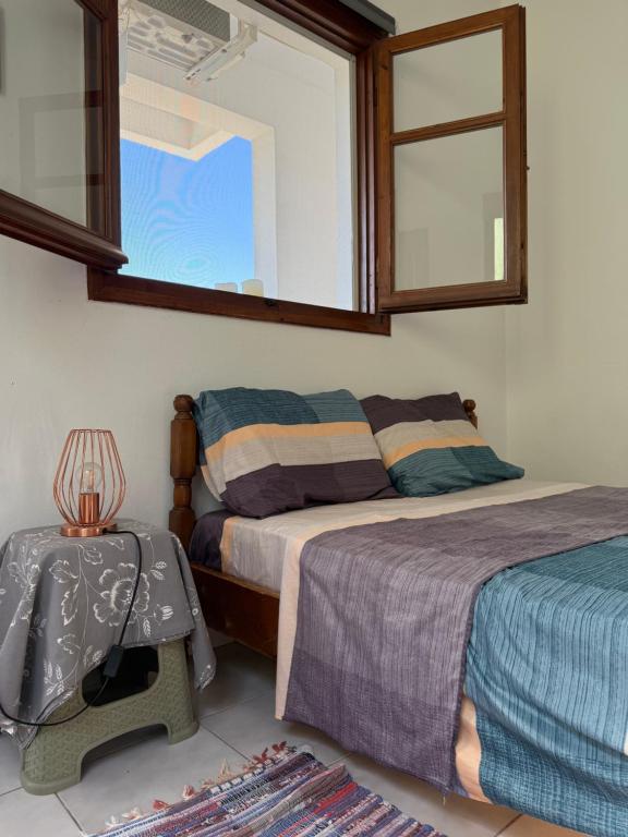 Giường trong phòng chung tại SDROSOS Apartment