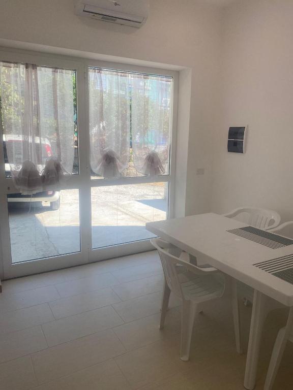 a dining room with a table and a sliding glass door at Falegnameria del Conte in Montecorice