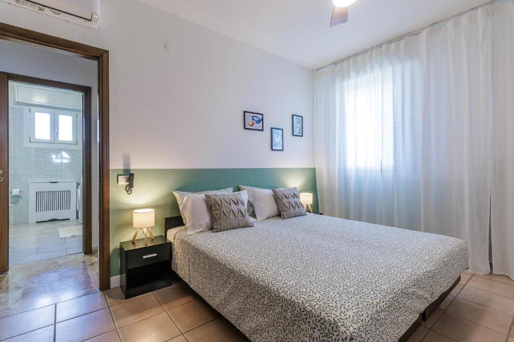 Un dormitorio con una cama grande y una ventana en Skyline Ottavo Cielo, en Módena