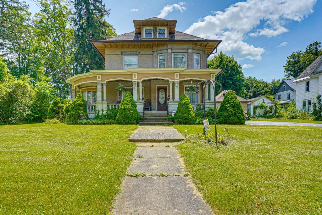Κήπος έξω από το Spacious Home 2 Mi to Seneca Allegany Casino!