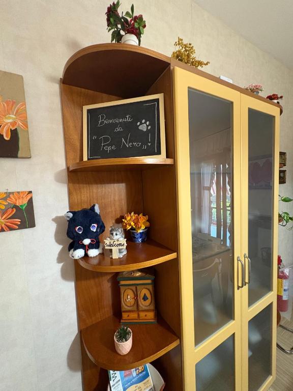 a toy cabinet with a sign on top of it at Casa Vacanze PepeNero in Gragnano